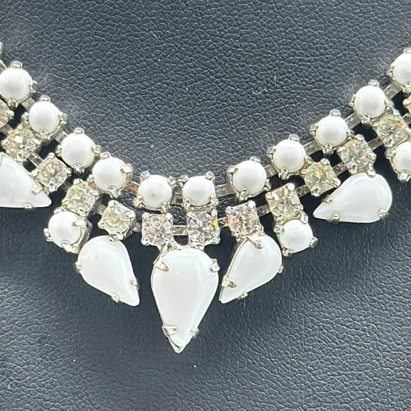 Milk glass and rhinestone necklace. Vintage.​ - Picture 3 of 4